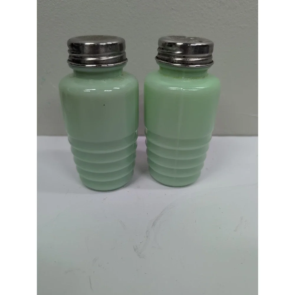 VTG - Jeannette Jade-ite‎ Beehive Salt & Pepper Shaker Set with Lids